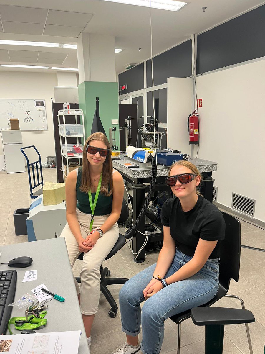 CEITEC_Brno's tweet photo. @VUTvBrne @brnomycity DEN #3: Výměna témat, přednáška @thermofisher o elektronové mikroskopii, @Olinium42 o přípravě na VŠ a společná práce na prezentacích pro zítřejší představení projektů ✅
#CEITECStudentTalent https://t.co/UwRZoO9GDx