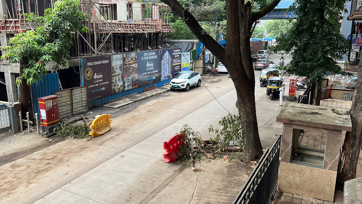 sid_0716's tweet photo. @mybmc @mybmcWardKE after two days of traffic woes at Azad Road due to the crane accident, the concerned folks have left the trash of trees as it is. Please clear this https://t.co/Yg4ir6e44v