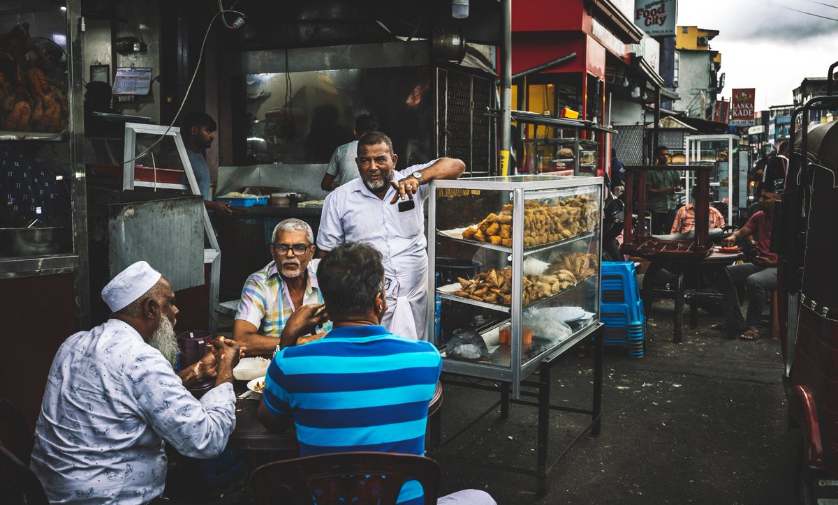 S_MorningLight's tweet photo. A BITE &amp; A CHAT
Abdul Hameed St, #Aluthkade. Jul 2023. More@ https://t.co/aHw9Z03VB9
#streetphotography #café #citystreet #colombo #conversation #eatingout #everydaysrilanka #kadeculture #lifeinthecity #sidewalk #SriLanka #streetfood #streetsofcolombo https://t.co/tGqWDY9rB8