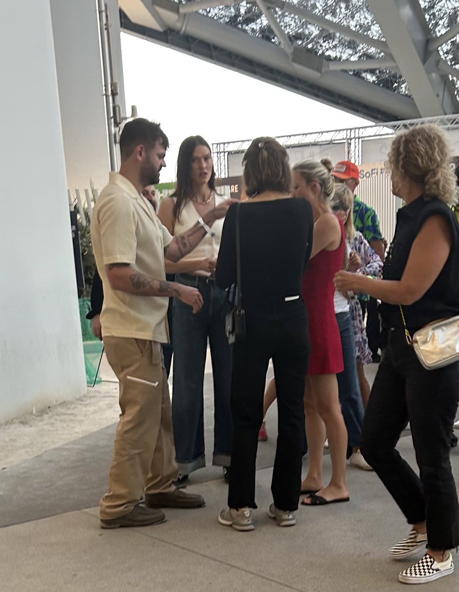 PopBase's tweet photo. Karlie Kloss spotted at Taylor Swift’s Eras Tour. https://t.co/HZbhW1YsJF