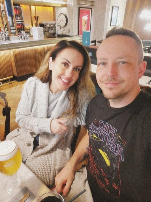 A pint of Stella at 3:54am can mean only one thing...HOLIDAY!! https://t.co/mHcqqldoaV<a href="/tag/mvsales"class="tags"><span>#mvsales</span></a>