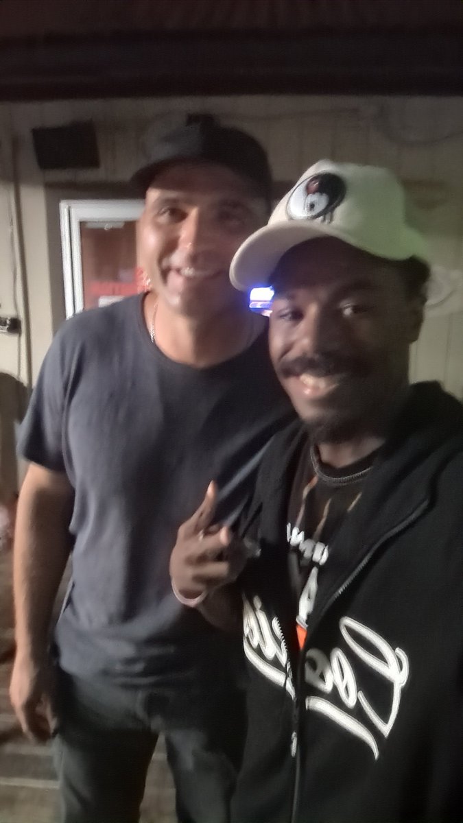 deadpoolstan37's tweet photo. Didn't wanna go home early
Got to meet
The Legend 🙌🏾🙌🏾
@JoeyVotto
#RedsFanTilDeath #CincyNativeAlways #Number19 https://t.co/e8glTkv1ND