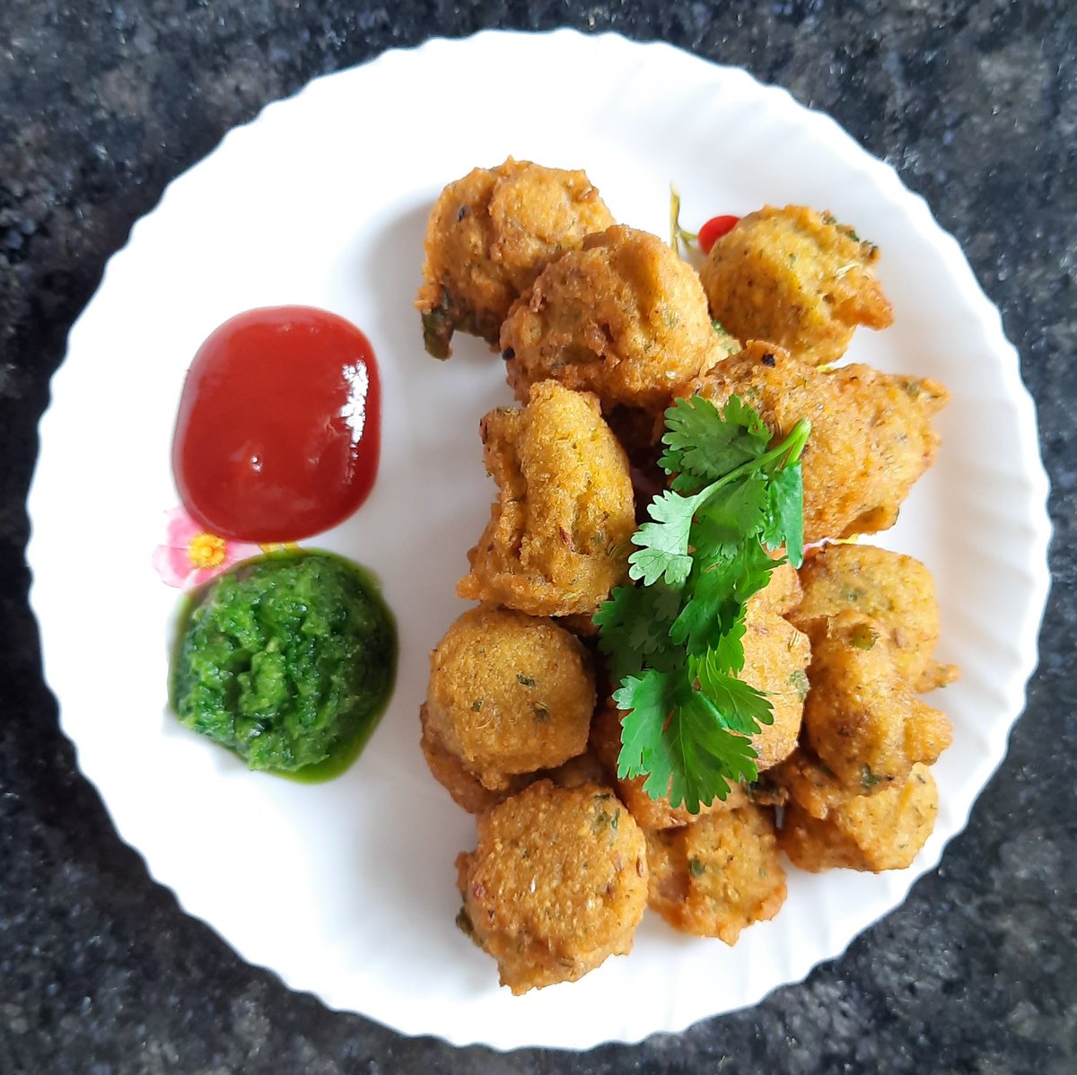 ClassicRecipes_'s tweet photo. दाल के पकौड़े | 👌 किस किस को पसंद हैं? 
#pakaude #snacks #RecipeOfTheDay #fritters #foodblogger #foodpic https://t.co/6aNDuyRJNW