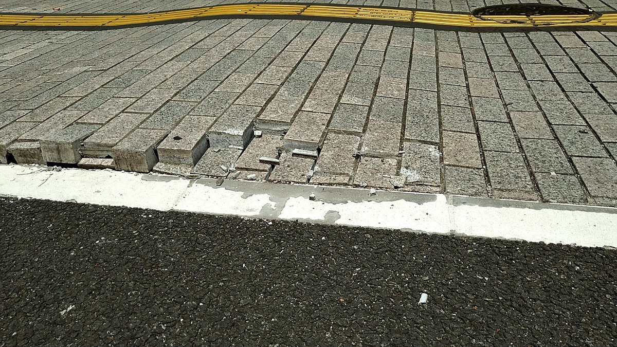 purexcure's tweet photo. 先週のゲリラ豪雨でがん研前の歩道がボコボコになってますので、通られる方は御注意ください。写真は一番酷いところですが他にも小さい凸凹があります #C102 #足もと注意 https://t.co/lG8YERFJS6
