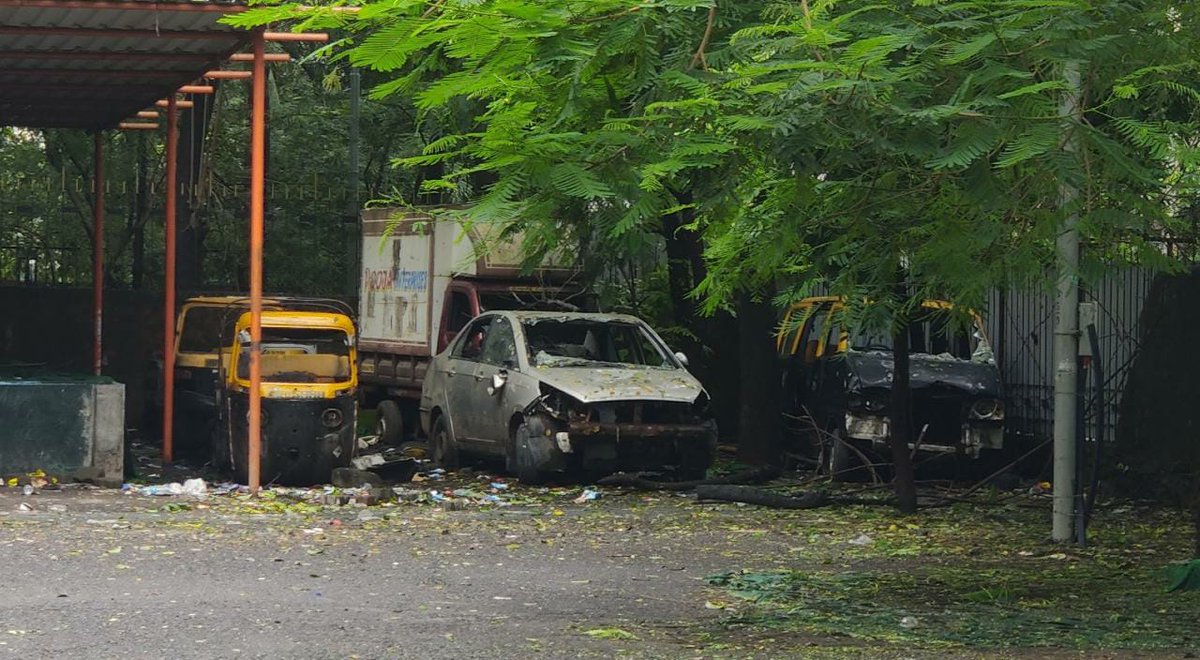 Ganpati visarjan area next to pula deshpande garden on Pandurang wadi road no 4 has become a dumping ground for abandoned vehicles.local residents have complained on my bmc app but no action yet.