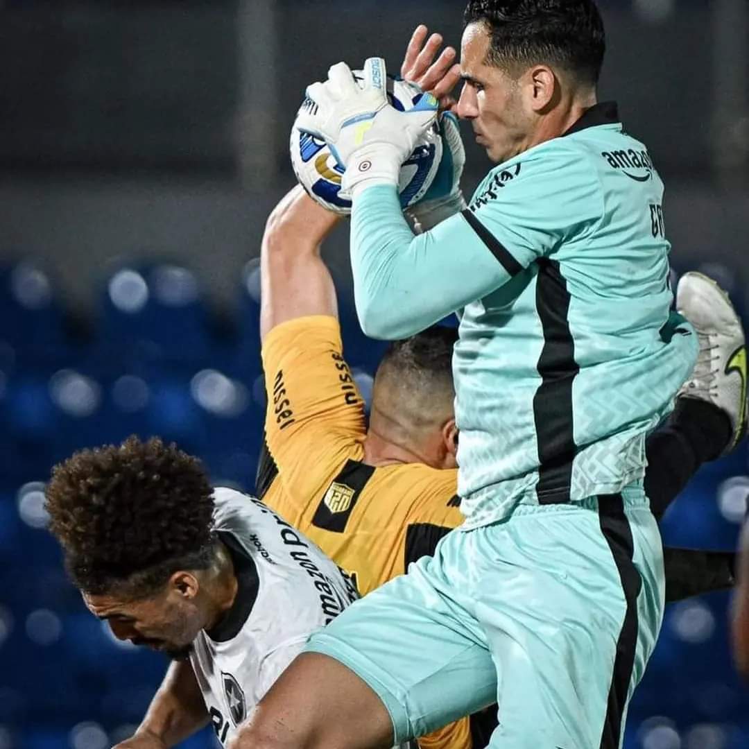 golazotropical1's tweet photo. Con #notables #tapadas de @GatitoFernandez clasificó @Botafogo
Final
#Guaraní🇵🇾 0 (1)
#Botafogo🇧🇷 0 (2)
#ConmebolSudamericana
#octavosdefinal
@ClubGuarani eliminado
el #fogão pasó a #cuartosdefinal
@ClubVeteranos
#golazotropical🇵🇾 https://t.co/RrvWkSrP0f