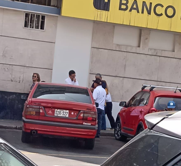 BasureroCDM's tweet photo. ¿Acaso al Club no le sirve esa plata? ¿Y qué hacía el expresidente Samuel Astudillo con el directivo La Rosa en el Banco Pichincha hace unos días? ¿No que Astudillo ya no tenía nada que ver con la Directiva? https://t.co/cnrR1Fjf3M