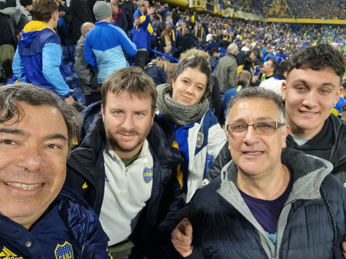 ferchu017's tweet photo. Vamooossss Bocaaa carajoooo!!!!
Y junto a la familia es más lindo!!!!!
@camartinezok @ricardotagliafi #Herni #JuanCruz!!!!! https://t.co/GGviIJw49Y