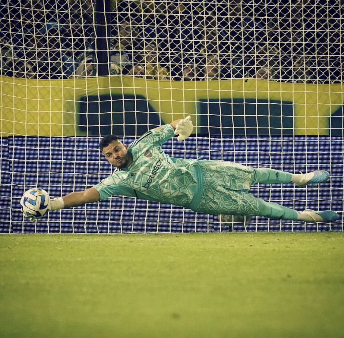 así se ataja un penal en octavos de copa Libertadores.