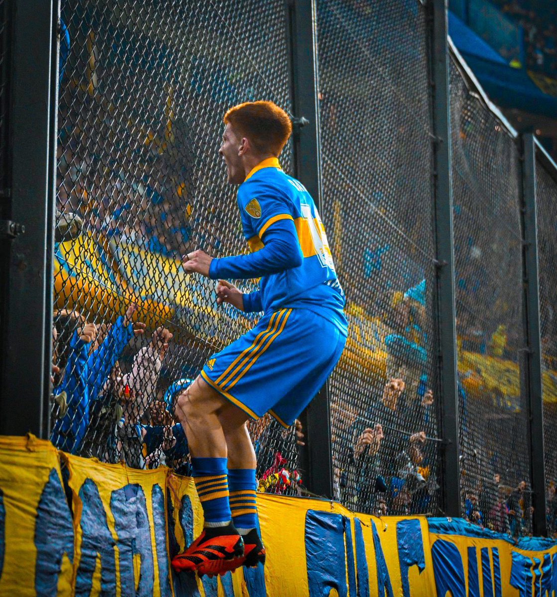 CongiustiMatias's tweet photo. Valentín #Barco es CRACK. Sorprende su capacidad técnica y sobre todo, su personalidad. No le pesa ningún escenario: #Boca, la #Bombonera y octavos de #Libertadores. 

Le gusta el reto y sentirse importante. Mérito de #Almiron. Le dio terreno. Tan sólo 19 años. Futuro bárbaro. 🤯 https://t.co/StrkBIJ3wW