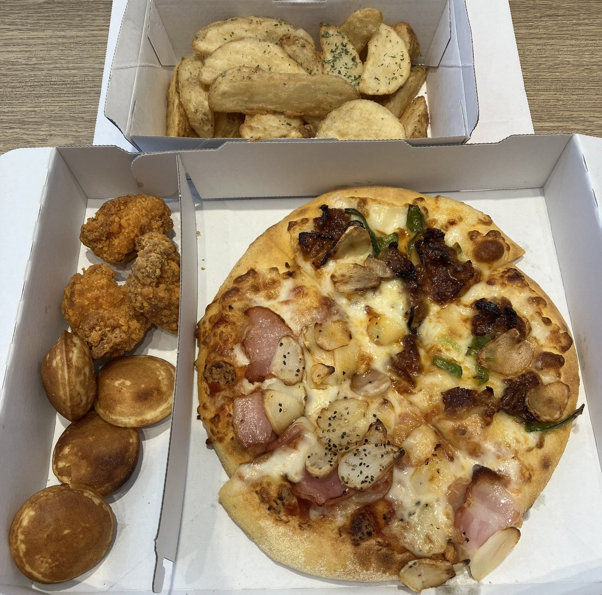 chukenDr's tweet photo. ドミノピザ、もしやと思いポテト無料コードもいれたら、元々のお持ち帰り半額とマイドミノ割引と同時発動してピザ、唐揚げ、プチケーキ4個、ポテトの全部で699円になったの笑う。 https://t.co/O8m25KXzp1
