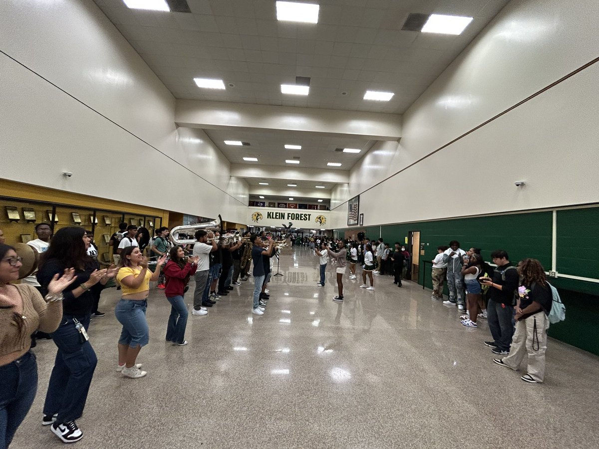 KFHS_Band's tweet photo. #KleinFirstDay 2023-2024 #theKleinForestWay Go Golden Eagles!! π¦
π₯ https://t.co/JvY00mtHD8