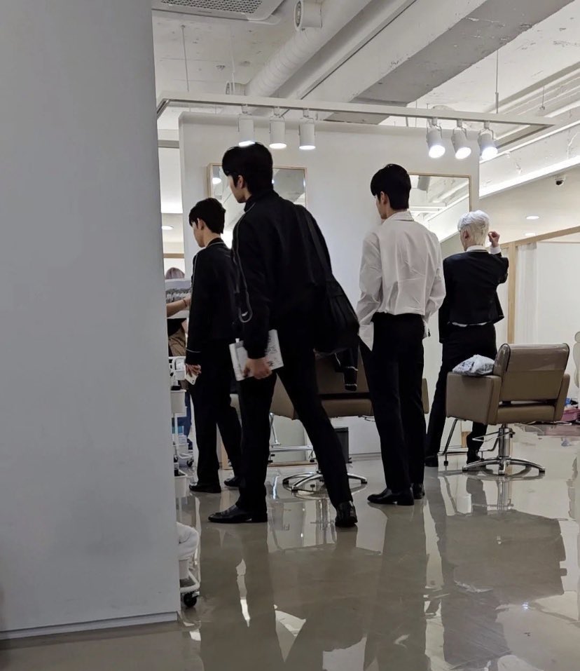 Rikittew's tweet photo. 샵에서 목격 사진에서도
홀로 거울 앞에서 
머리를 만지고 있는 남자 https://t.co/qIjbjDbLNy