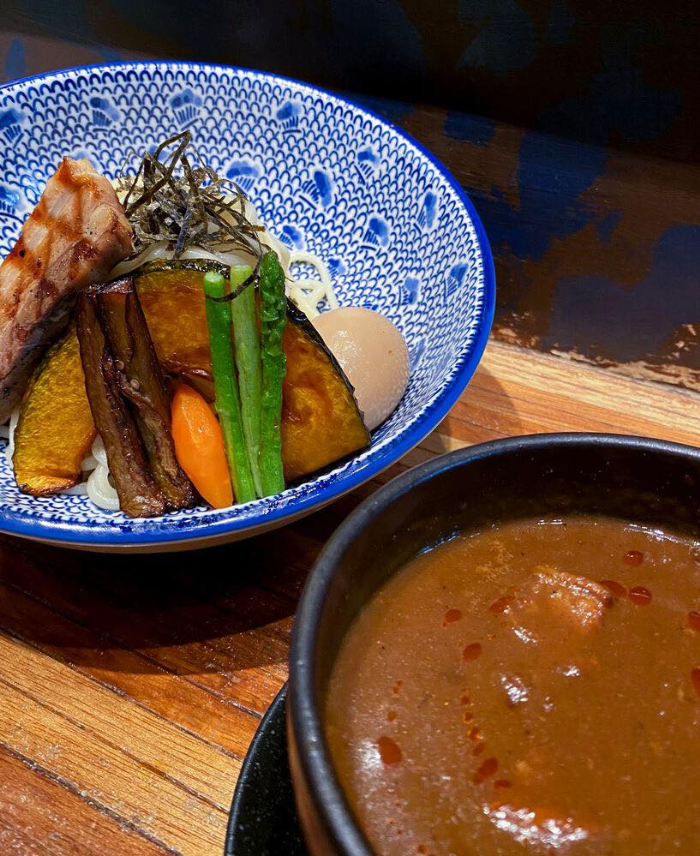 PhilPrimer's tweet photo. #フィリピン🇵🇭BGCの【Mendokoro Ramenba】フィリピンで大人気の優勝軒系列のラーメン屋🍜 #MITSUKOSHIBGC 店の限定メニュー、担々まぜそばとカレーつけ麺はぜひお試しを✨👍インテリアデザインにも注目👀✨ https://t.co/NFsUboR0rX