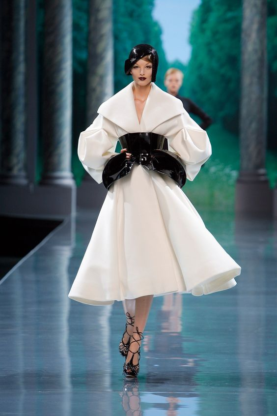 aemisias's tweet photo. Dior, FW08 https://t.co/0TPoYz4obI