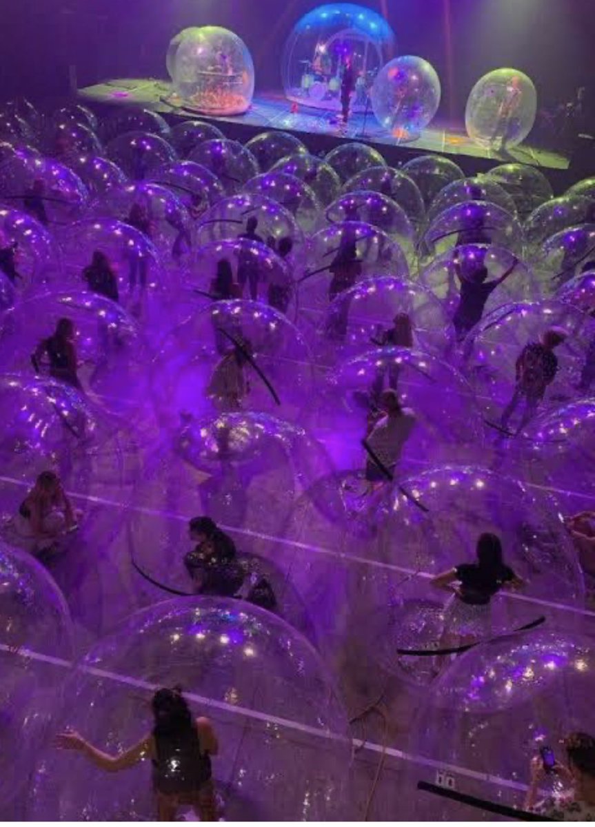 HyperVenturer's tweet photo. @goddek Flaming lips concert during Covid https://t.co/jtPghNuykR