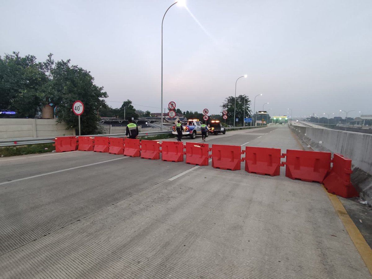 #TolCijagoDepok On ramp Kukusan3 sementara ditutup (06:00 WIB), dan akan dibuka kembali (11:00 WIB) setiap harinya. Bagi pengguna jalan diharapkan agar menyesuaikan waktunya. Jaga jarak aman kendaraan anda, dan semoga selamat sampai tujuan. Terima kasih...