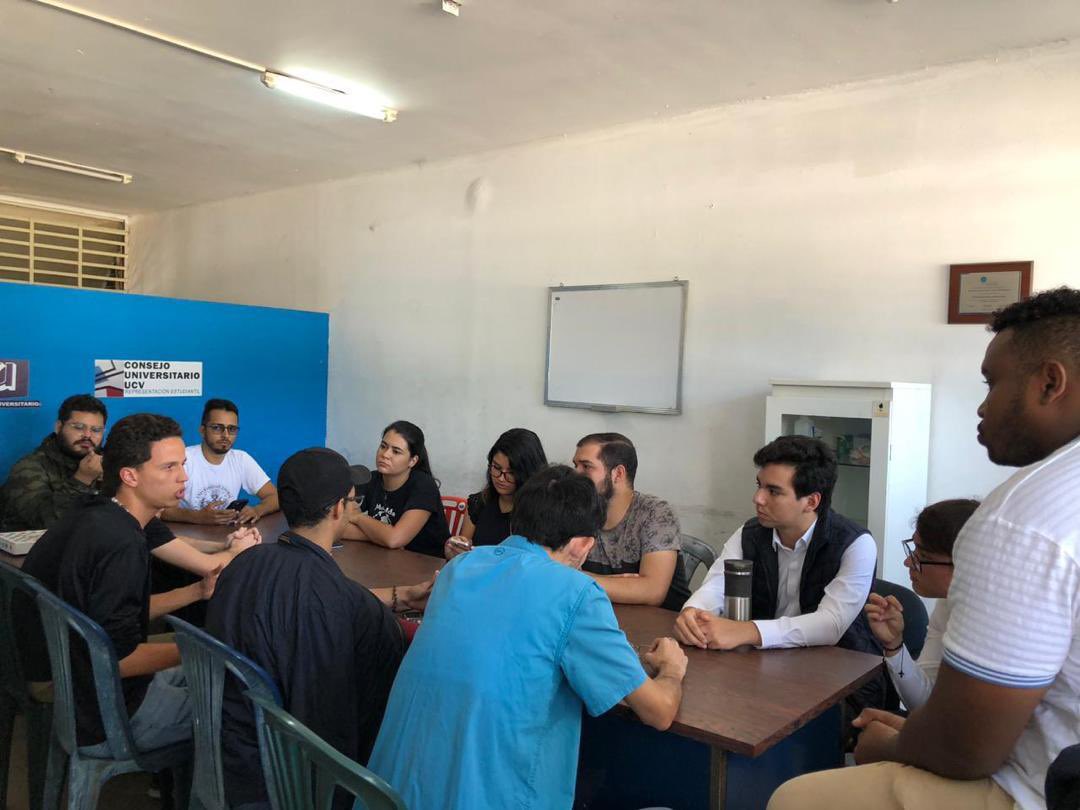 Yonnathan_gc's tweet photo. #09Agos | Nos hemos reunido diferentes representaciones estudiantiles de varias casas de estudios de Caracas, un paso importante y necesario para lograr la integración y fortalecimiento del #MovimientoEstudiantil.

#UCV #UNIMET #USB #UCAB #USM #UAH https://t.co/BkgoOlzVLy
