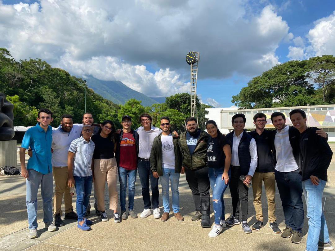 Yonnathan_gc's tweet photo. #09Agos | Nos hemos reunido diferentes representaciones estudiantiles de varias casas de estudios de Caracas, un paso importante y necesario para lograr la integración y fortalecimiento del #MovimientoEstudiantil.

#UCV #UNIMET #USB #UCAB #USM #UAH https://t.co/BkgoOlzVLy