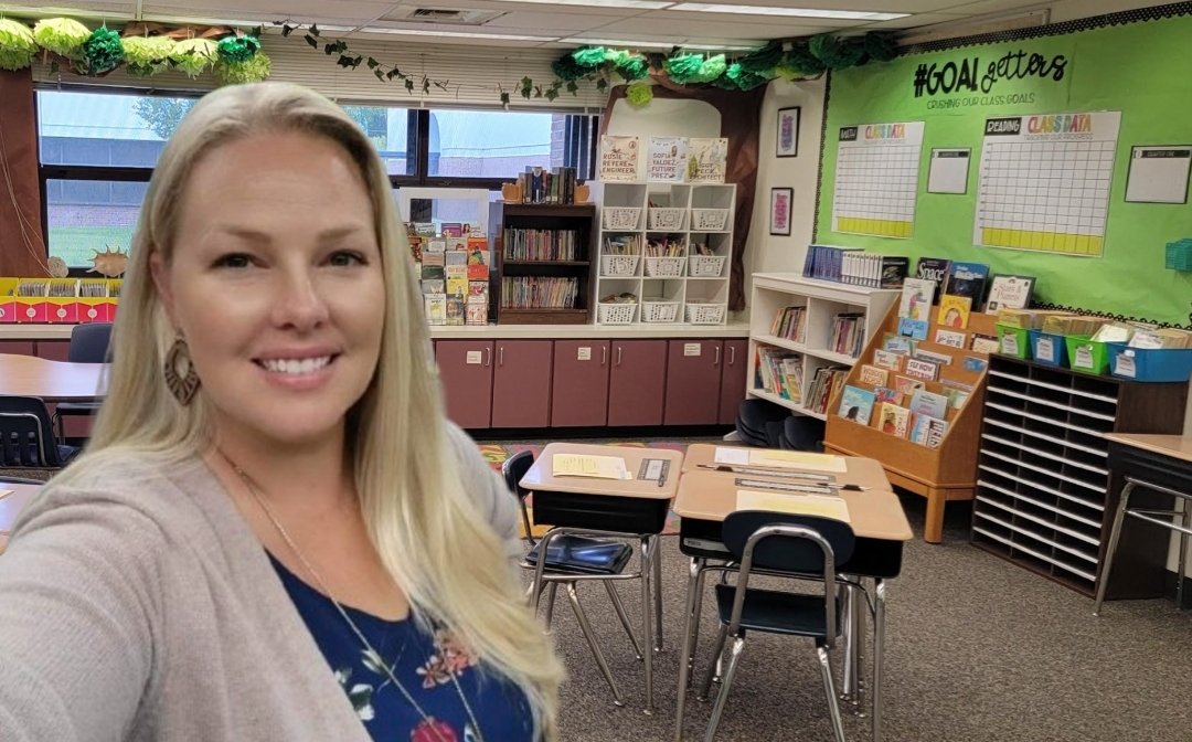STREAMTeacher1's tweet photo. Cheers to 11 years! 
Had a great meet the teacher, and I'm looking forward to getting the year started. Here we go third-grade! https://t.co/9nSwh2UE8X