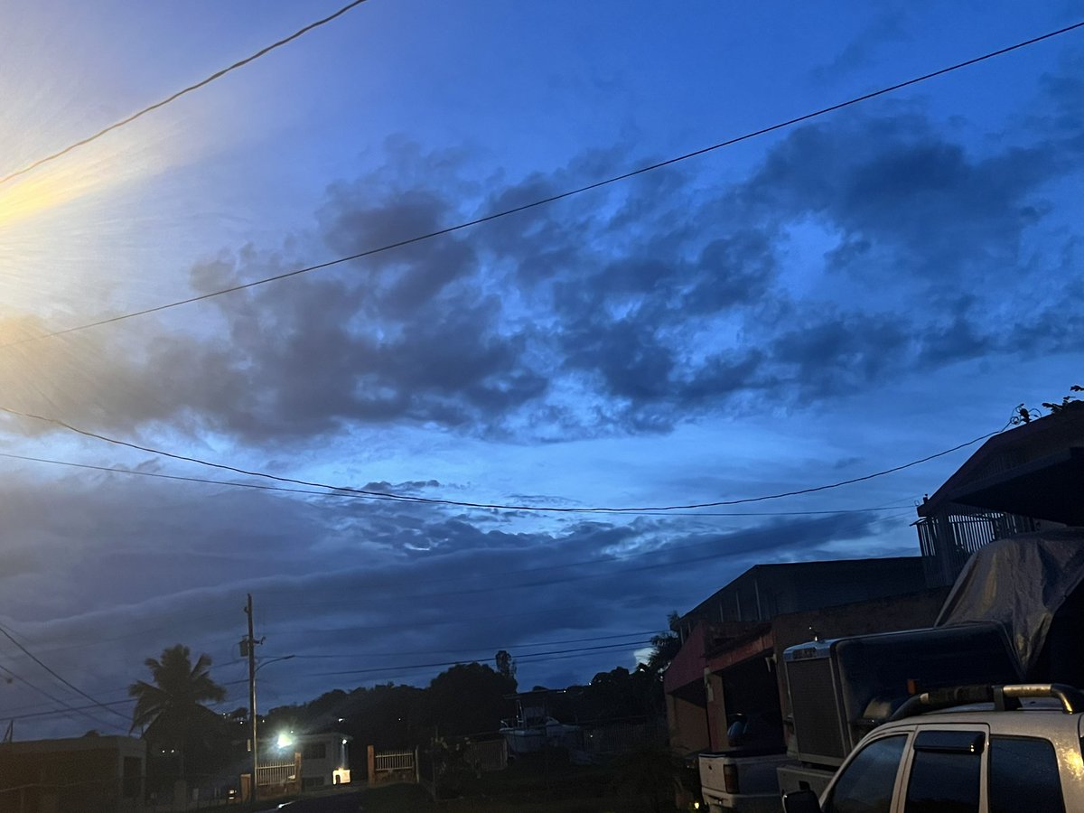 VERAN0R0SA's tweet photo. Mira el cielo aquí en mi casa 🩵✨ @karolg https://t.co/5UjhH7I9Oa