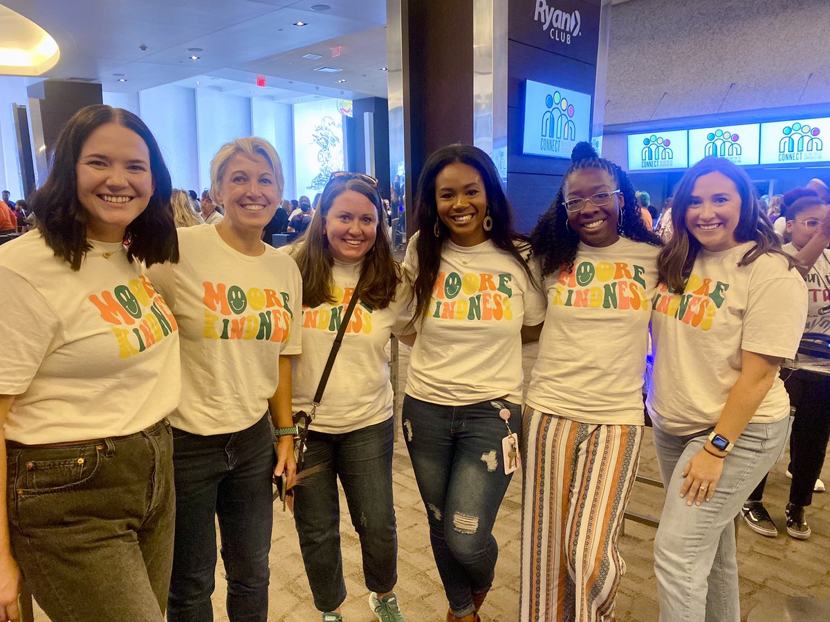 JacksonRavin's tweet photo. AISD Convocation was such a blast! This is going to be the BEST year! 🌻#Moorekindness #ConnectArlingtonISD @MaryMooreTexans @ArlingtonISD https://t.co/O8NwAo97FH