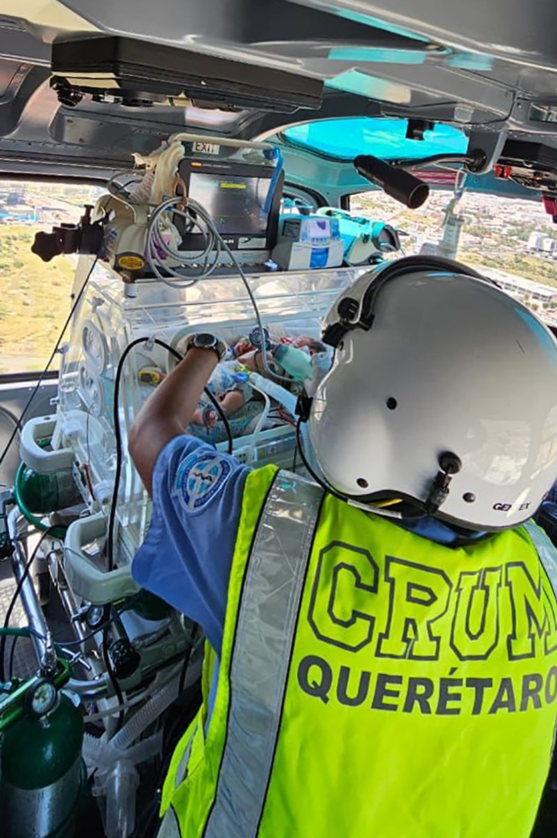 SSalud_Qro's tweet photo. Una vida recién comenzada y una misión vital. El #CRUM #Querétaro con el apoyo del @gobqro, hizo posible el traslado aéreo desde Jalpan al Hospital del Niño y la Mujer. En cada latido de este viaje, la esperanza y la atención médica van de la mano. #CONTIGO #FamiliaSESEQ #Salud https://t.co/6zAs4PU5kT