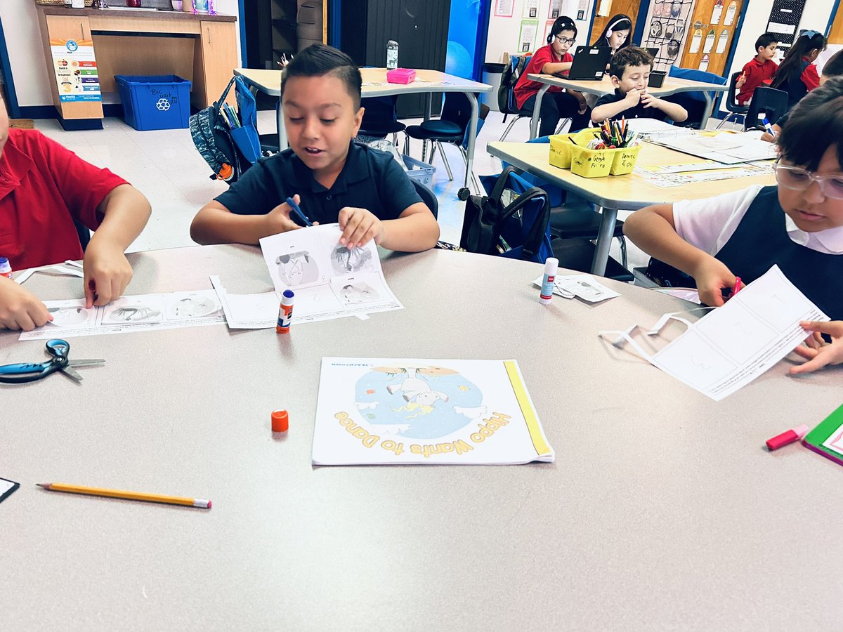 dmorales_HDHES's tweet photo. Our second week implementing our new @TeachTown curriculum. Students are sequencing the story & are so excited to read their new Unit books! ❤️🥰 @SocorroISD #TEAMSISD #PASUNIT https://t.co/aDPgwZhyul