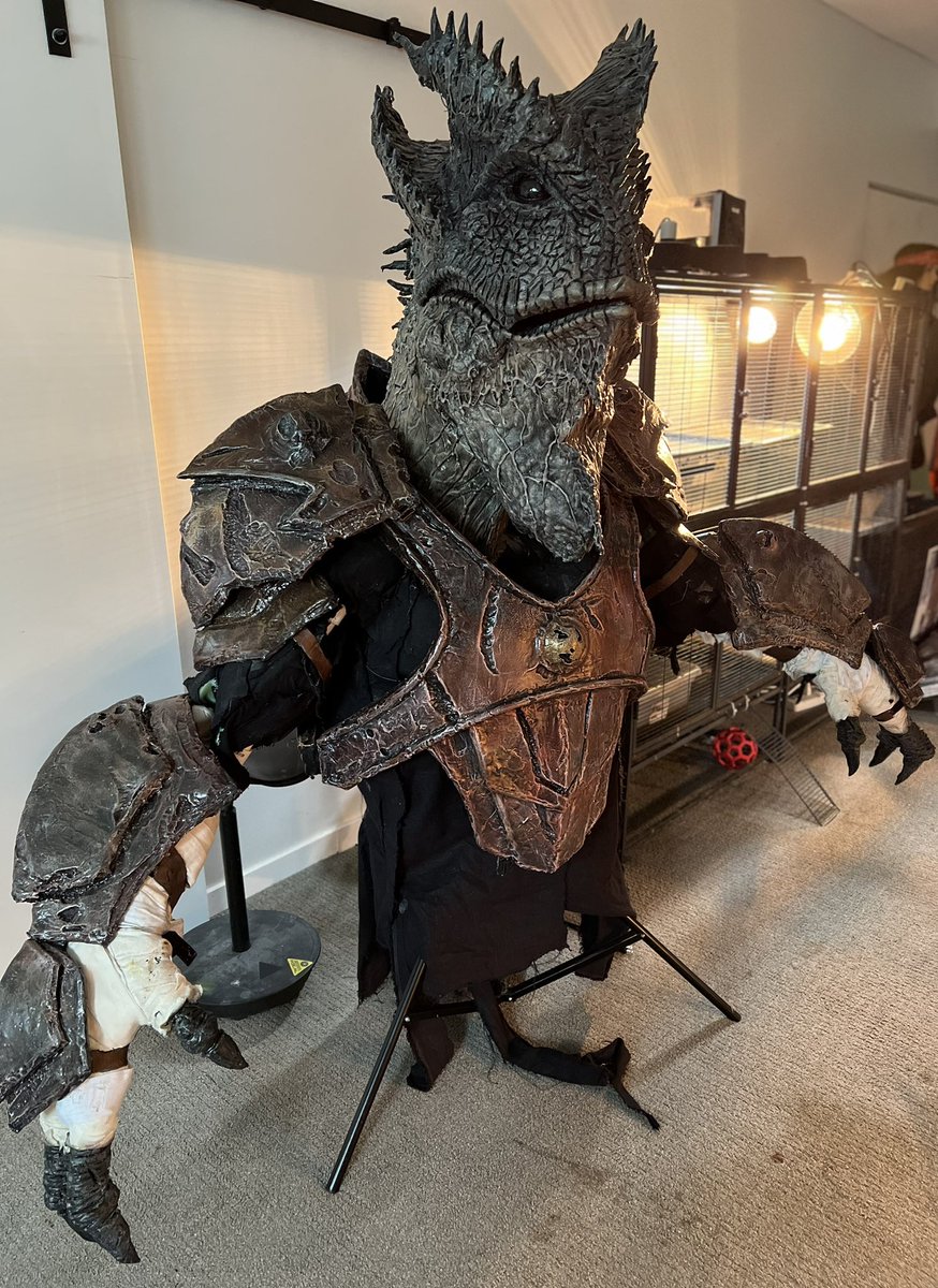 TrisRex's tweet image. Guess who’s back?

My first original design for John Cooley’s (@fanboy_ent) Convergence film. This character was me diving into the fantasy world but pulling from a Jurassic Park meets Mortal Kombat meets Star Wars section of my brain. #trisrex #monstermaker #practicalfx #wipart