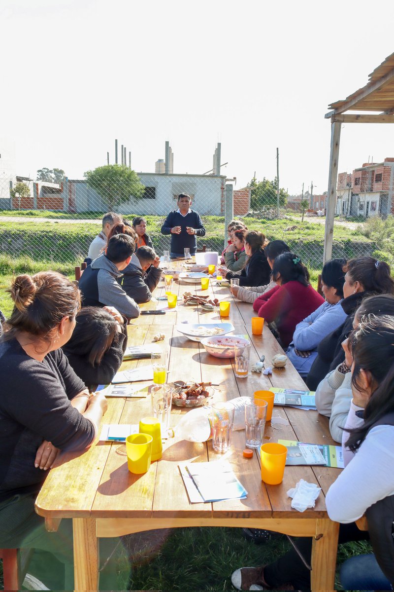 WilberSCervante's tweet photo. Junto a Guillermo Escudero, precandidato a intendente #Lista6 de Unión Por La Patria, compartimos un almuerzo en el Centro Comunitario Nuevo Amanecer con vecinos/as y compañeros dirigentes del MUP La Plata. https://t.co/PG75380ZQY