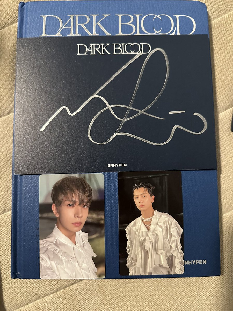 sunooplug's tweet photo. Yallll I need help figuring out who's signature is the second pic 🤣 I just unboxed my sign enhypen albums but I think the first one is Sunghoon, and idk the 2nd, the third is Jungwon I think👀👀👀 but let me know who's signature is the 2nd one!!!! Plsss https://t.co/uMgcfeCQQF
