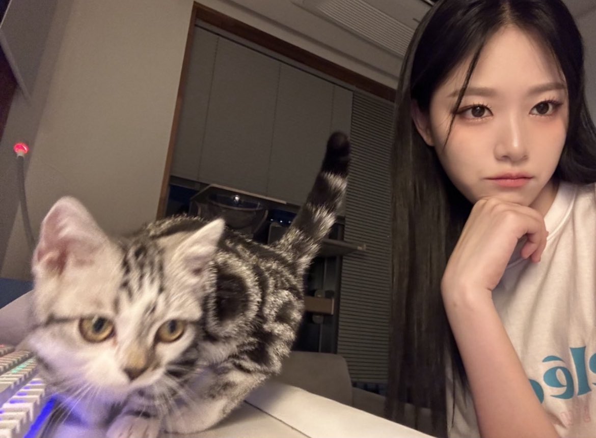 blugowon's tweet photo. waittt his mom is kinda fine https://t.co/aLCRi9e24I