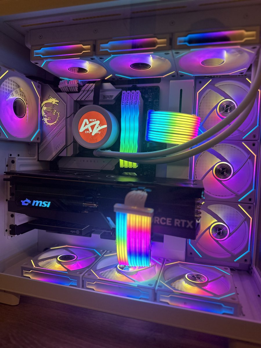 anthonyz's tweet photo. NAH MY NEW PC IS SEXY AF 😭 https://t.co/K7nObiBFQ4