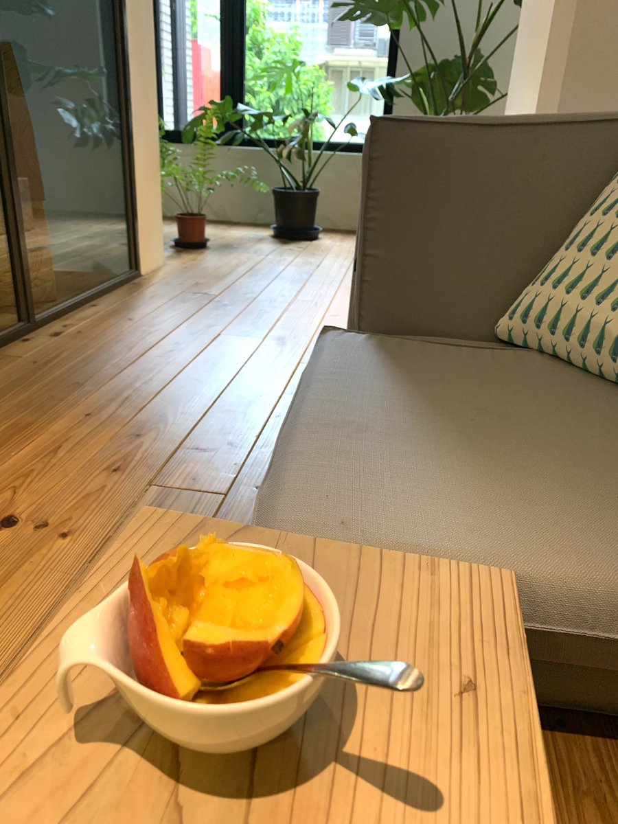 隙あらばマンゴー食べるマン