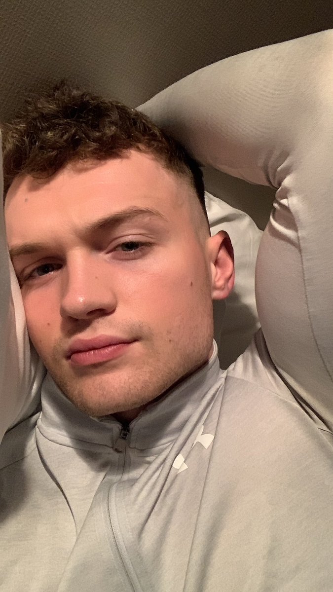 Whos awake? Horny😏