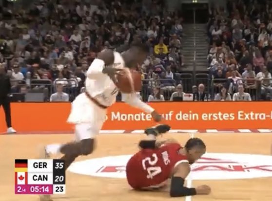 O Dennis Schroder deixou o Dillon Brooks no chão, riu da cara dele, e ainda apontou pra ele no chão. 🤣🤣🤣🤣🤣🤣🤣🤣🤣🤣🤣🤣

É muito piroca das ideias. O melhor amigo do entretenimento. LakerLegend.