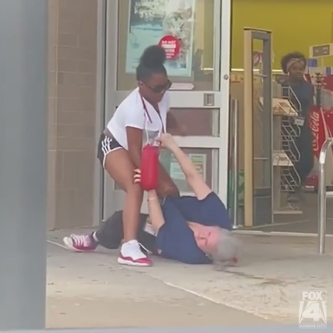 Independence police are looking for two teenagers seen on video attacking a Walgreens employee. WATCH: trib.al/Wwg4Sio