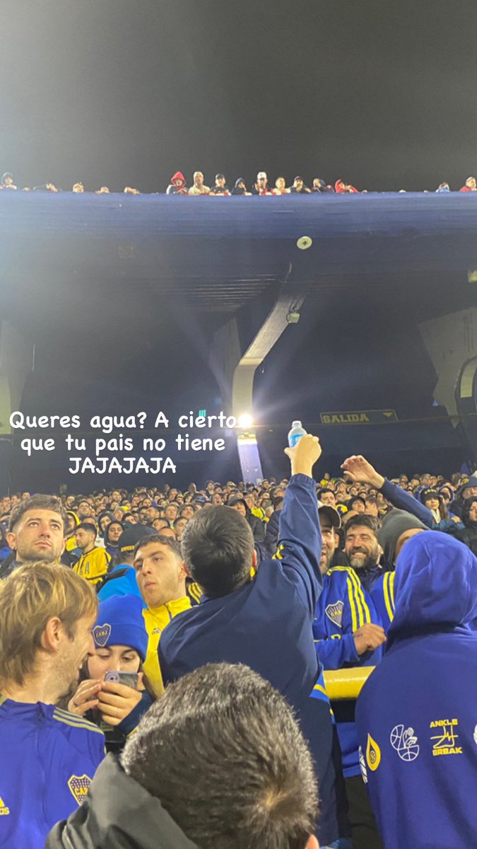 Unos rompen billetes
Otros muestran agua

Las noches de Copa Libertadores ✨