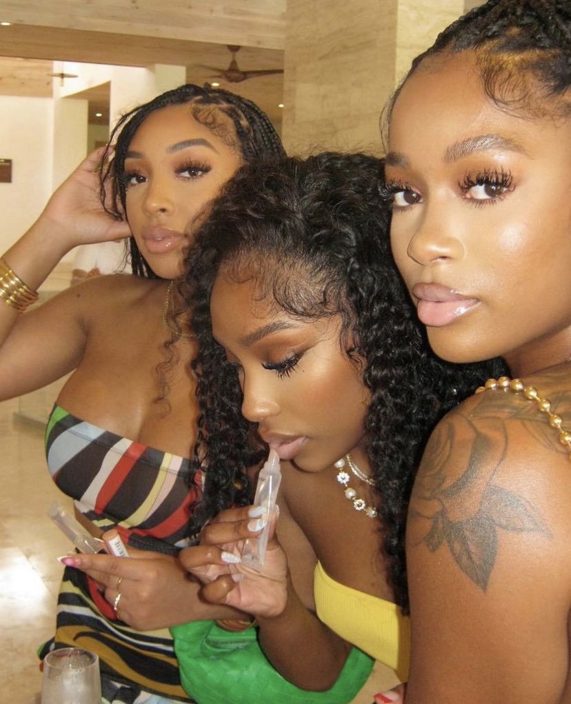 akthegemini's tweet photo. I just love this batch of supportive, loving, goal-driven, career focused friends, they’ve been giving the girls life this whole trip. 💖 https://t.co/ocEBl6IXc1