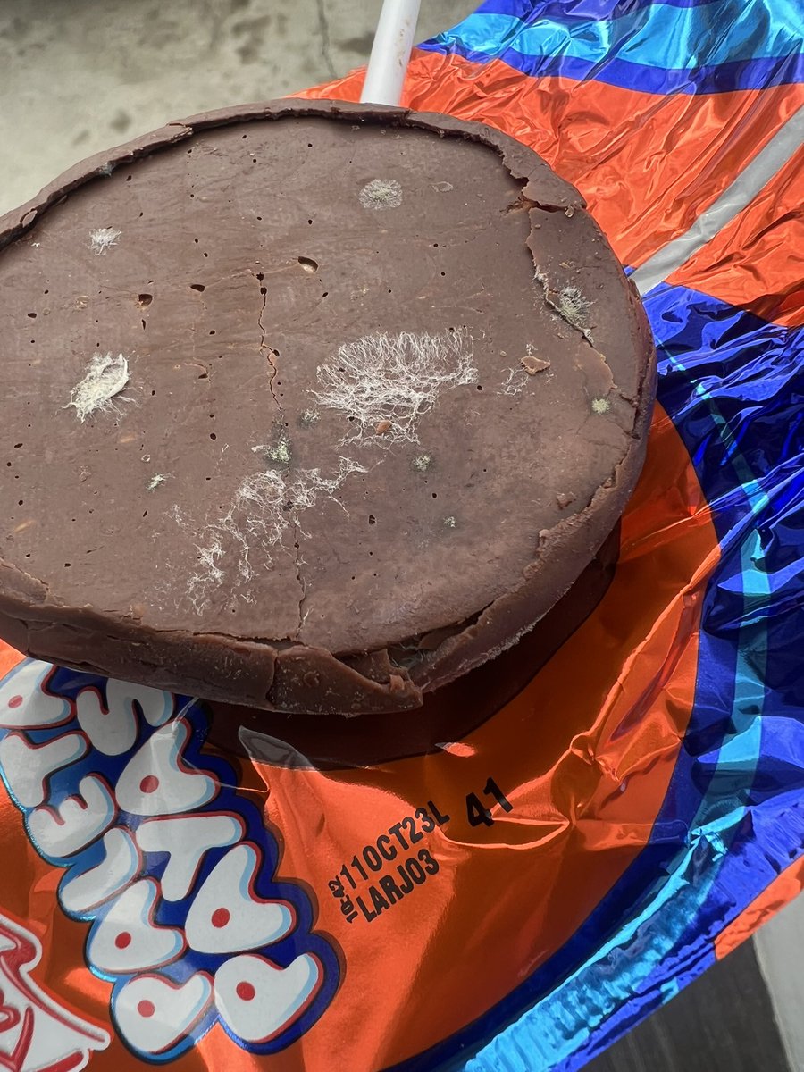 sallidlp's tweet photo. No se manchen @RicolinoMX @MDLZ hablen con su departamento de calidad, acabo de comprar una @PaletaPayaso en @Chedrauioficial y tiene moho verde y blanco y según su fecha de caducidad es el 11 octubre 2023, ¿quién se hará responsable? https://t.co/fARYoG5n2C