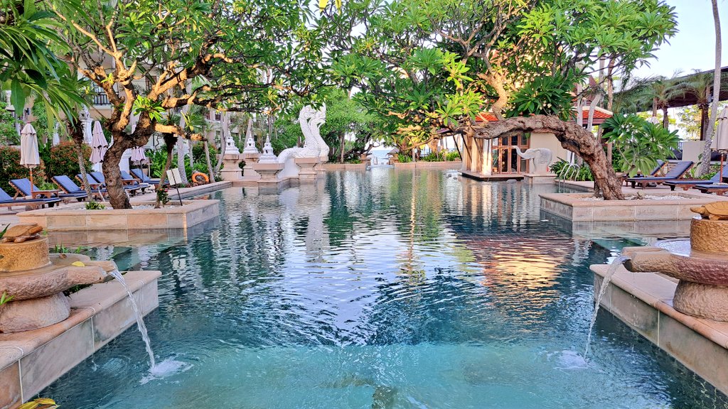 Thailandee_com's tweet photo. Bien le bonjour de #Pattaya !
Je séjourne maintenant au Dor-Shada Resort sur Na Jomtien Beach.
Bel hôtel avec accès à la plage mais un peu vieillissant probablement à cause des années de Covid sans clients. Les extérieurs sont superbes.
#writeyourown2023 #amazingThailand https://t.co/O9fthx07ts