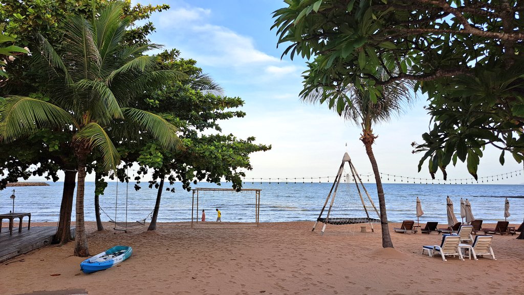 Thailandee_com's tweet photo. Bien le bonjour de #Pattaya !
Je séjourne maintenant au Dor-Shada Resort sur Na Jomtien Beach.
Bel hôtel avec accès à la plage mais un peu vieillissant probablement à cause des années de Covid sans clients. Les extérieurs sont superbes.
#writeyourown2023 #amazingThailand https://t.co/O9fthx07ts