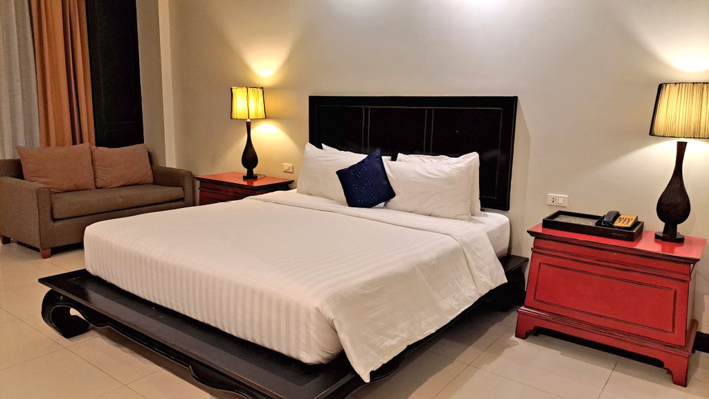 Thailandee_com's tweet photo. Bien le bonjour de #Pattaya !
Je séjourne maintenant au Dor-Shada Resort sur Na Jomtien Beach.
Bel hôtel avec accès à la plage mais un peu vieillissant probablement à cause des années de Covid sans clients. Les extérieurs sont superbes.
#writeyourown2023 #amazingThailand https://t.co/O9fthx07ts