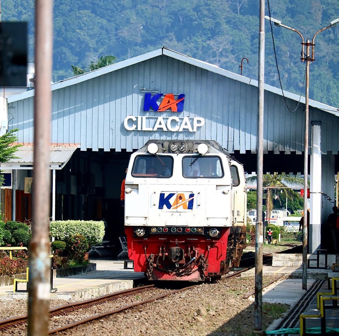 KAI121's tweet image. Tidak usah memaksa untuk mencari lagi dan jangan sekali-kali mengakhiri, jika masih bisa diperbaiki. Jangan juga meninggalkan, kalau masih bisa sama-sama dibicarakan. 

Karena, Aku dan Kamu "adalah" hari ini, esok, dan nanti.

Selamat pagi, #SahabatKAI

#KAI121

📸 randi.abi (IG)