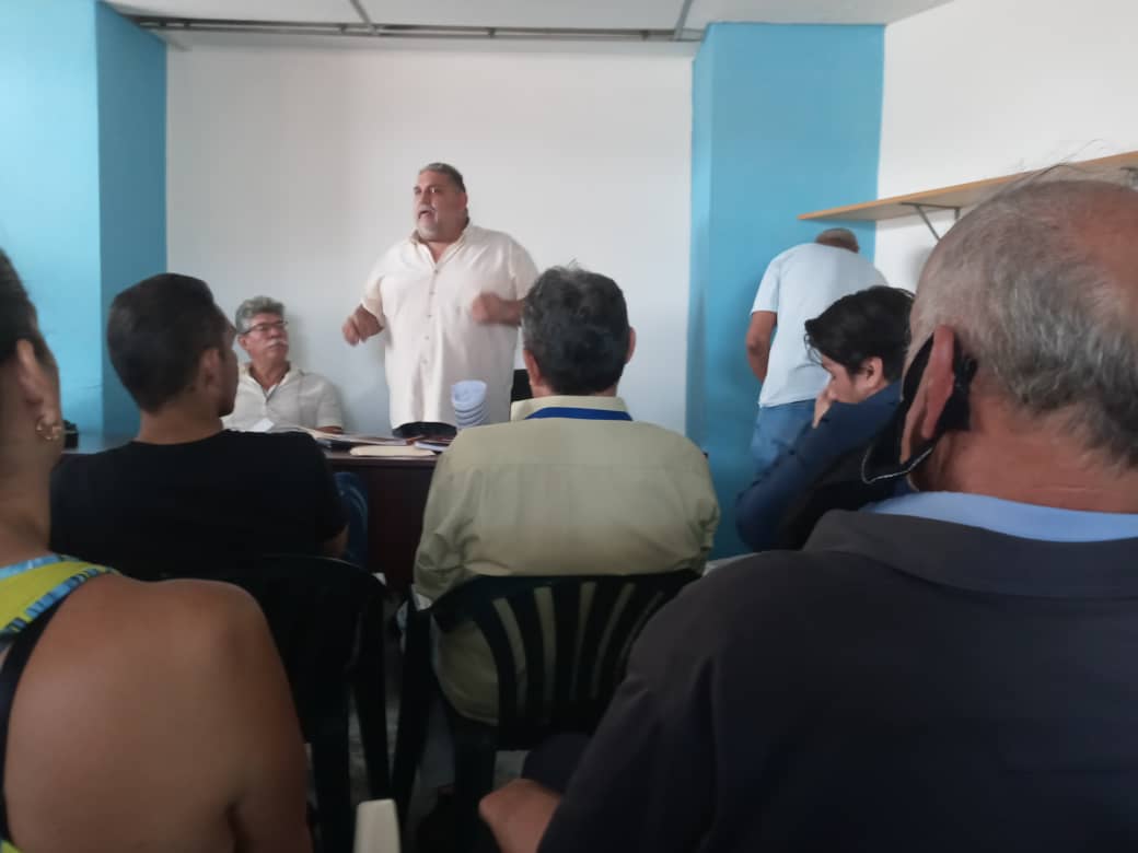 CPDEyBUENVIVIR's tweet photo. #09ago Entrega de credenciales por parte del Concejal @goyocaribash, a   más de 20 nuevos contralores sociales de las parroquias de Caracas. 
#seguimostrabandoporCaracas https://t.co/GvBG1uh4XY
