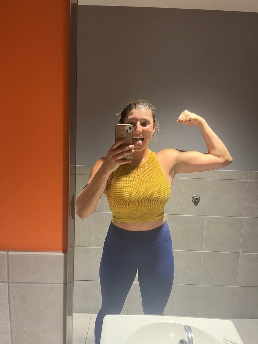 reddanielleow's tweet image. Was super depressed last fall and turned to the gym. I’ve been going hard since October and am the happiest I’ve ever been, truly (related idk??). I also have gotten so many compliments on my arms recently so thought it was only fair to drop a pic on here for Elon to see 😘