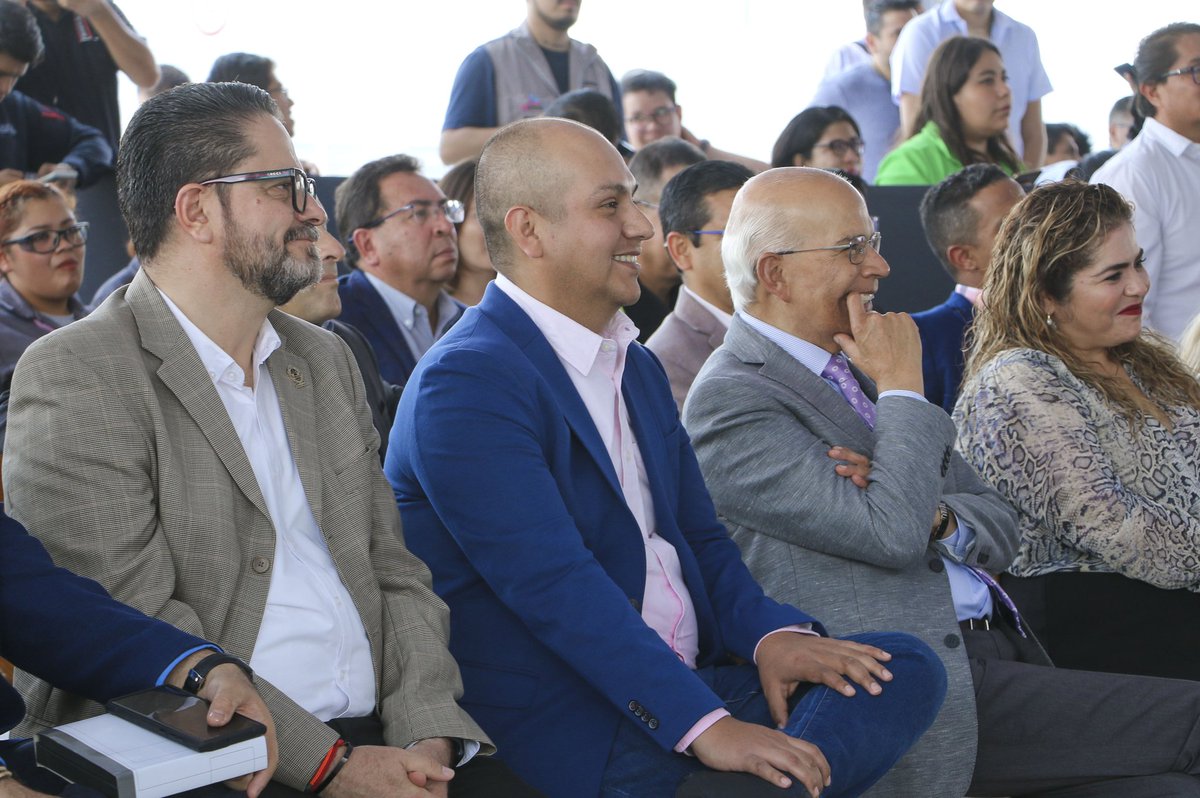 ariel_corona's tweet photo. Asistí a la inauguración de la empresa fabricante de ensambles metálicos #METALSA Planta Guanajuato, que fungirá como un proveedor directo de TOYOTA al producir chasis para camionetas modelo Tacoma, que se construyen en las plantas de #Guanajuato y #BajaCalifornia
#CortazarEresTú https://t.co/YtEwZzoWQz