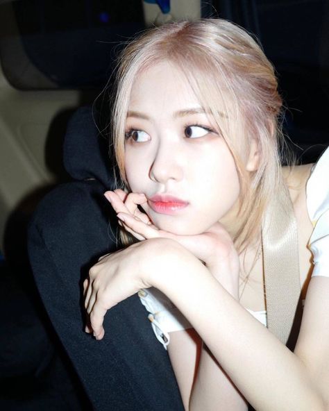 rshourly's tweet photo. pov: rosé as your girlfriend
#로제 #ROSÉ https://t.co/wngDctfj5I