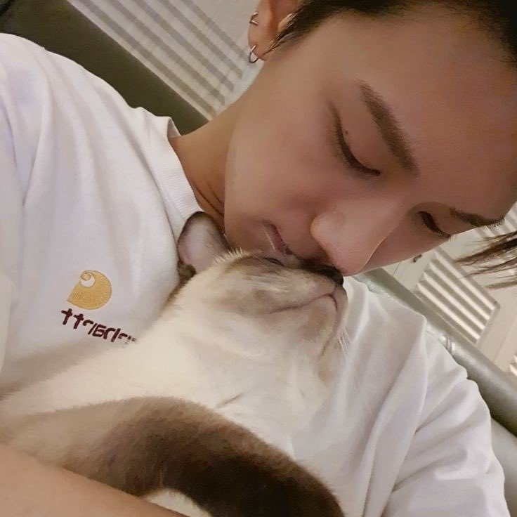 ltensns's tweet photo. kissy noises. https://t.co/Zv9FrZUQyh