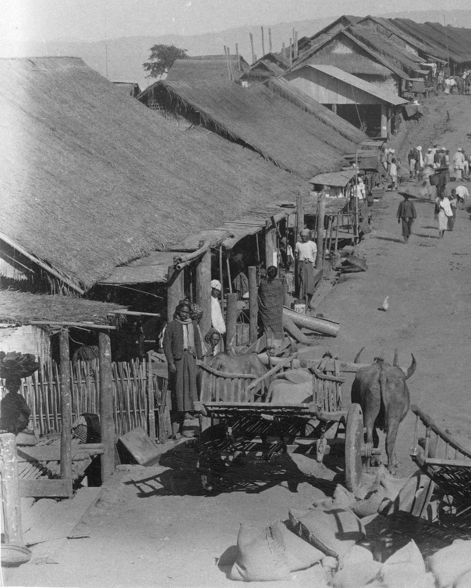 potolawas's tweet image. Potret yang memperlihatkan kemungkinan sebuah pasar di daerah Jawa, tampak di latar depan ada dua gerobak yang ditarik oleh kerbau, circa unknown.
•
📸: National Gallery of Australia
•
#potolawasjawa #java #javaisland #jawa